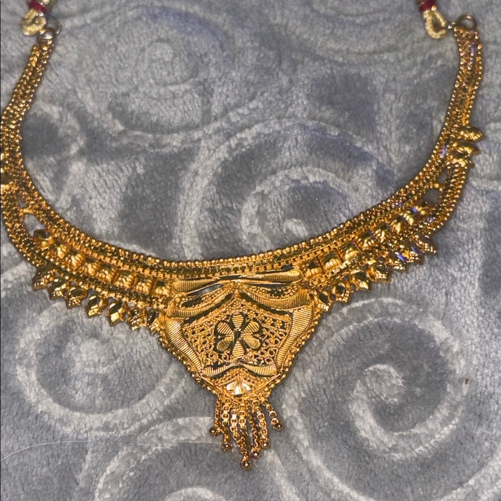 Source Unknown Gold Floral Filigree Pendant Necklace